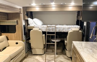 Enzo: New, Kid friendly, 2 full bath, washer/dryer