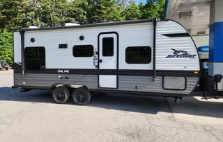 TWO HEARTS, ONE CAMPER: MOUNTAIN VIEWS