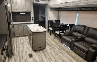 Big boy! sleeps 8/ 2 bathrooms/bunkhouse/5 slides