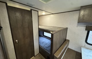 Lightweight, sleeps 6, upgrades! 400W solar system