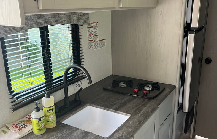 Small sink with cover
2 gas stove burners