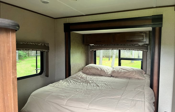 Master Bedroom (Queen bed with privacy pocket door)