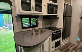 Spacious RV for 8 | Bunkhouse + 1.5 Baths