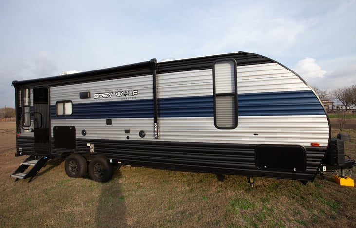 Hitch Weight: 608 lb.- GVWR: 7,608 lb.