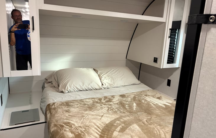 Master bedroom, with clen and fresh linens + four pillows