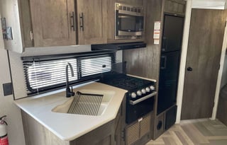 Lightweight Bunkhouse with Spacious Living