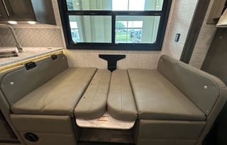 The Cowtown Coach! - AutoLevel, 2 A/Cs, Bunk Model