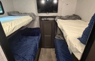 Family Friendly bunkhouse with large couch