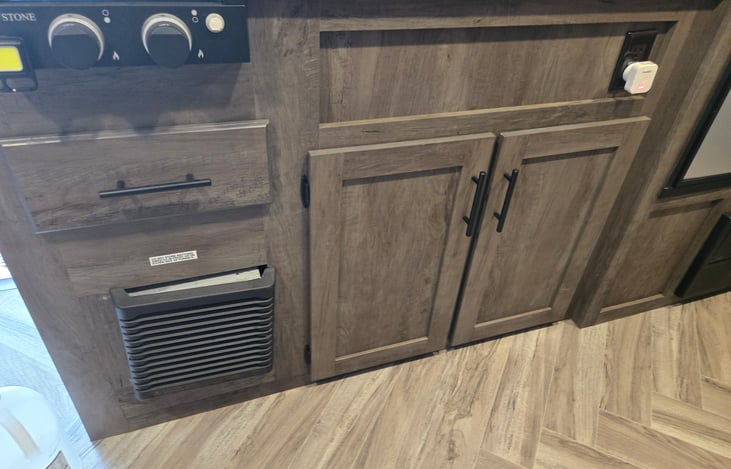 Undersink storage, 2 burner stove control, Propane heater
