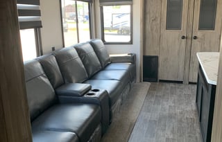 2021 ForestRiver RV Cherokee Arctic Wolf Suite3770