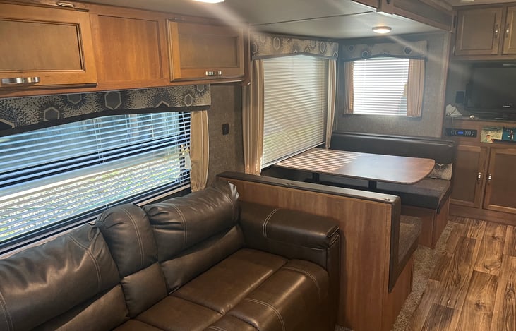 Dinning table and sofa slide out. Makes it very roomy!