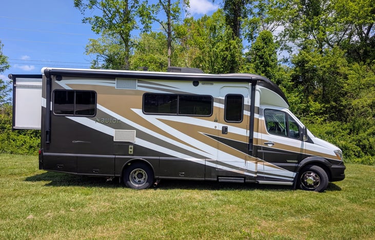Well-built Winnebago Class C RV on the Mercedes Sprinter chassis with 2 slide outs.