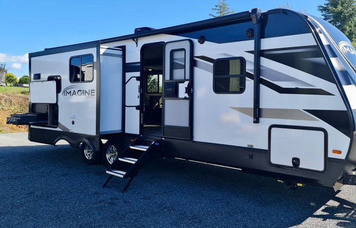 Passenger side of the 2023 Grand Design Image 2670mk.