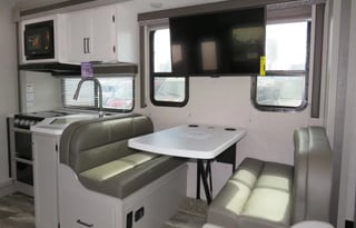 Thor Quantum 28' rear bedroom