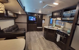 ★Full Size BUNKS★Private Queen Room★Exit 407