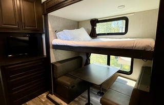 Luxury 5th Wheel Bunkhouse, Sleeps 10 + 1.5 Baths