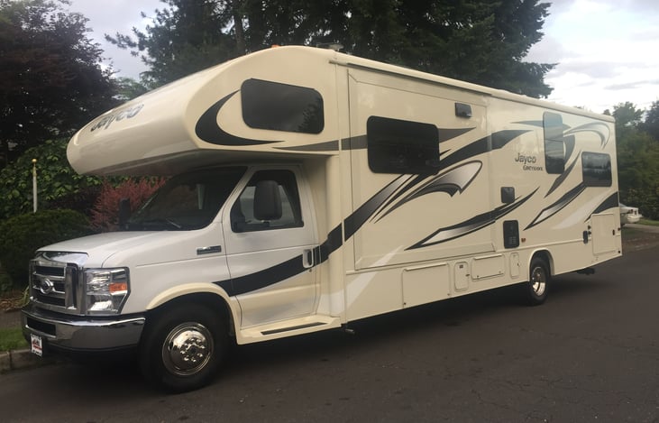 32.0 Greyhawk 31FS Class C Motor Home | RVshare