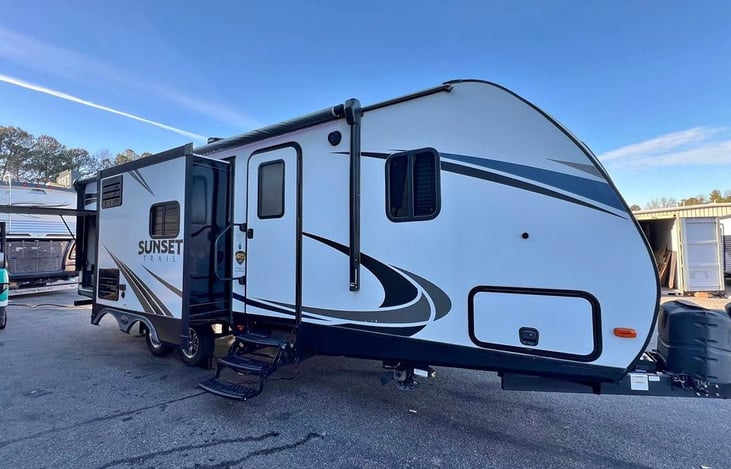 Half-ton towable with a sleek, aerodynamic design and power tongue jack — easy to haul, even easier to show off.