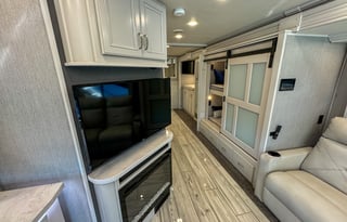 Holiday Rambler Luxury Coach /2 Full Baths & Bunks