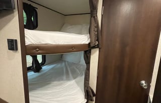 Peak n C Adventures (Pet Friendly with Bunks)