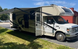 Family Fun-mobile -2021 Coachmen Leprechaun 319MB
