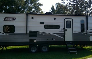 "Vanegas" Modern Private Queen Bedroom  Sleeps 6