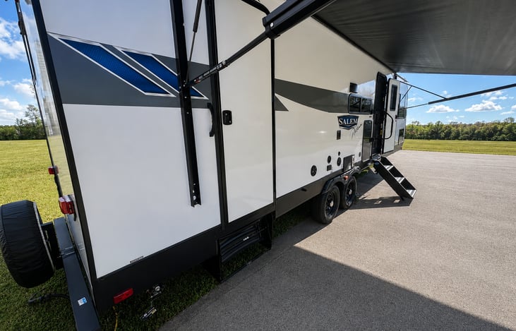 "Sunrise" comfortably sleeps up to 6 travelers, offering plenty of room for everyone to relax after a day of exploring beaches, parks, or scenic campgrounds and mountains.