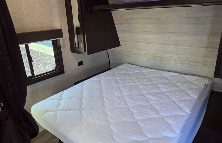 This classic floor plan maximizes space with a private, walk-around Queen bed in the front and a highly functional, full-width bathroom spanning the entire rear of the coach. The mid-section features