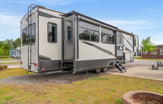 2 Brm w/a loft Coastal Adventure 5th wheel retreat