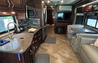 Let's Cruise with this Fleetwood Bounder Class A