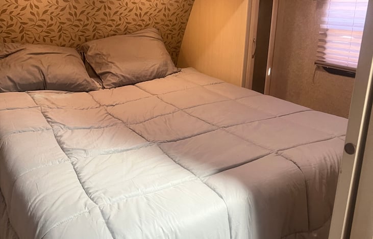 Master bed room, queen bed with lots of closet space