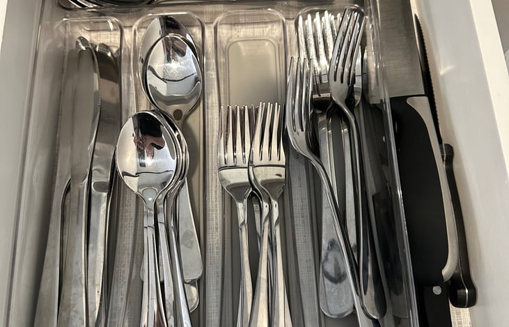 Silverware for 8, 3 sharp knifes.