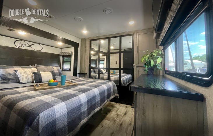 Fireplace, Washer/Dryer Combo and Reclining King Bed for all of the Comforts of Home!