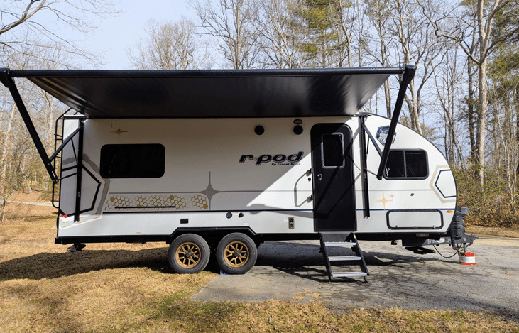 Experience luxury in this 2024 R-Pod 204! Loaded with modern amenities and technology, this whimsical camper features a walk-through bath, a queen-bed slide, on-demand water heater, solar power, inver