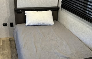 "Vanegas" Modern Private Queen Bedroom  Sleeps 6