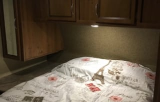 3 BEDS SPACIOUS AND COMFY DISCOUNT M2M AVAILABLE