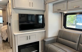 Luxury 2023 Thor Sleeps 8+