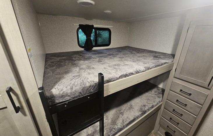 2 full size bunk beds