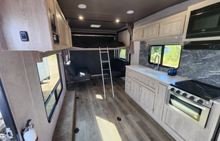 Wonderful Toyhauler that sleeps 5