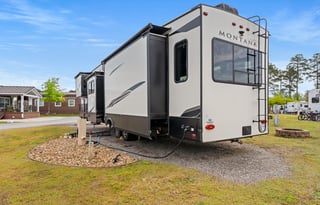 2 Brm w/a loft Coastal Adventure 5th wheel retreat