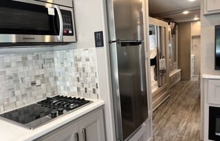 Luxury 2023 Thor Sleeps 8+