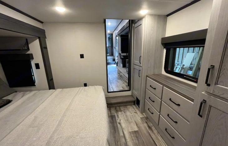 2nd bedroom, Queen bed