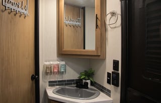 Sleeps Up to 10! Like New Inside & Out! (GWTX1816)