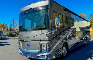 Holiday Rambler Luxury Coach /2 Full Baths & Bunks