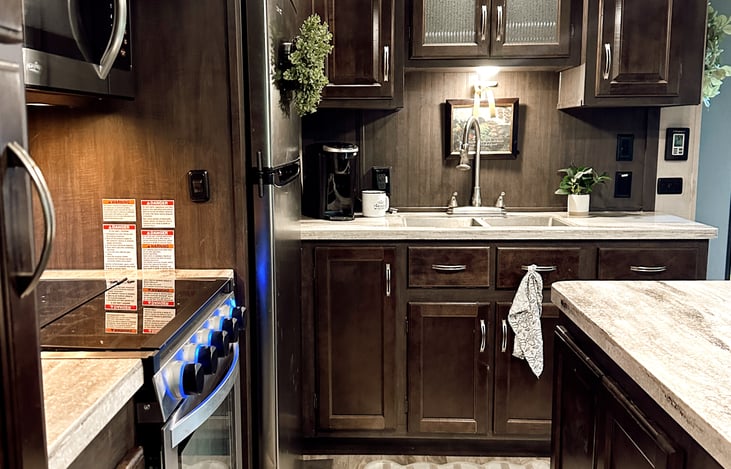 Upscale kitchen, perfect for entertaining and cooking.