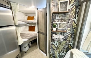 Luxurious, cozy glamper, outdoor kitchen + more!