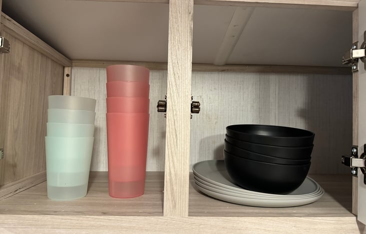 Cups, bowls and plates that come with the unit.