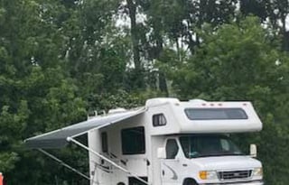 Adventure Awaits in This 2004 Thor Motor Coach!!