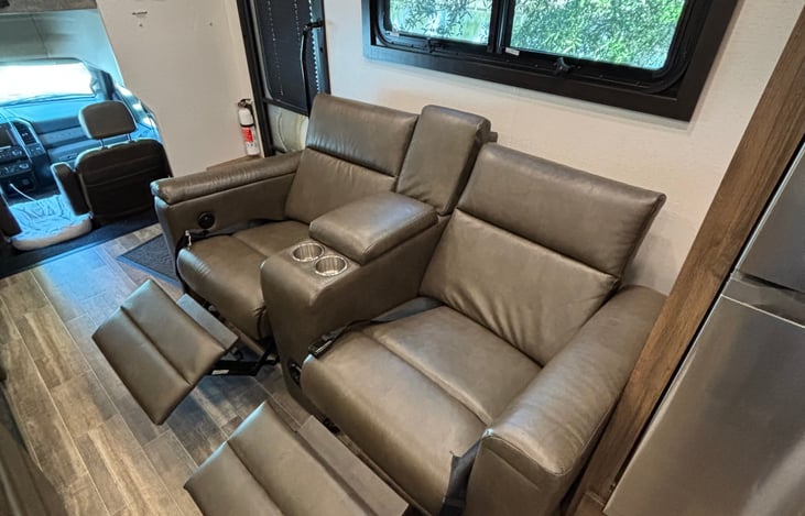 Both seats recline when the slide is out