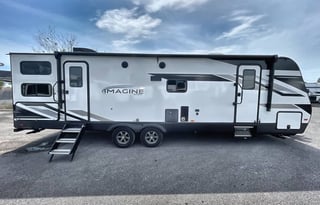 Voyager - Luxury 34ft trailer with 2 rooms & solar